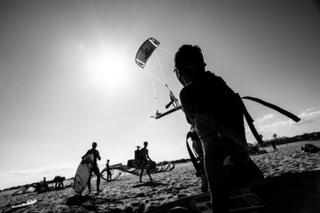 Obraz premium L'ESTARTIT, SPAIN - AUGUST 8 2021: A man drags a kite