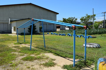 小学校の校庭に設置された遊具