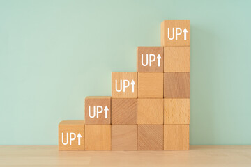 「UP」と書かれた積み木