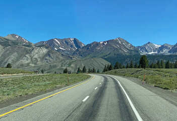 Fototapeta premium The road curve - Eastern Sierra, California