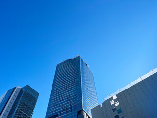 Fototapeta na wymiar 都会の高層ビルと青空の風景_a_06