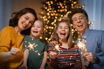 Obraz na płótnie Canvas family celebrating New Year