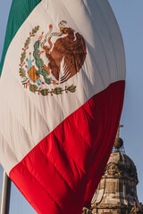 Bandera de México ondeando delante de catedral metropolitana