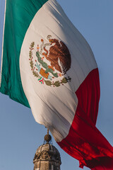 Bandera de México ondeando