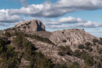 Fototapeta premium Mountainous landscape on a sunny and cloudy morning. 