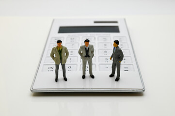 電卓の上のビジネスマン