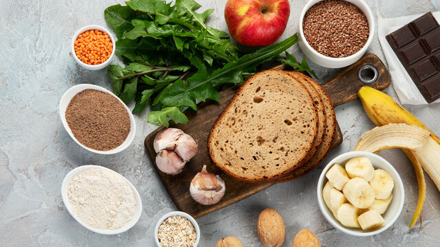Best sources of prebiotic on light background.