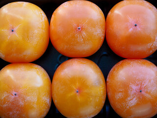 한국의 신선한 유기농 과일 감, 홍시