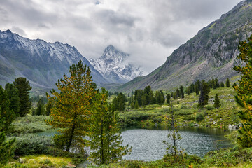 Fototapeta na wymiar Beautiful small lake in Siberian mountains