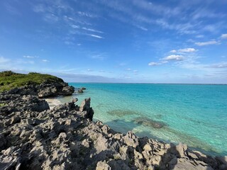 【与論島】景勝地「鳩の湖」から望むエメラルドグリーンの海
