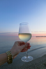 glass of white wine in the hand
