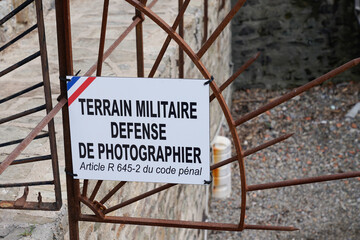 terrain militaire defense de photographier french text means no entry military place photographs...