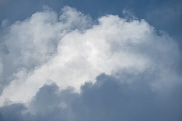 Nuage éclairé partiellement par le soleil