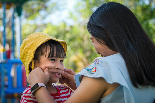 頬をつねる の画像 1 449 件の Stock 写真 ベクターおよびビデオ Adobe Stock