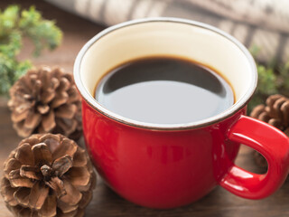 カップに入ったコーヒーと松ぼっくり