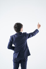 白背景でポーズをとるアジア人の男性