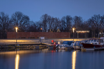 Hafenanleger am Rhein-Herne-Kanal in Gelsenkirchen zur blauen Stunde mit Strassenbeleuchtung