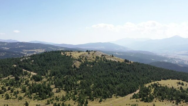 survol d'un lac de montagne et des forets dans les Pyr&eacute;n&eacute;es-Orientales, sud de la France, parc naturel des Bouillouses	