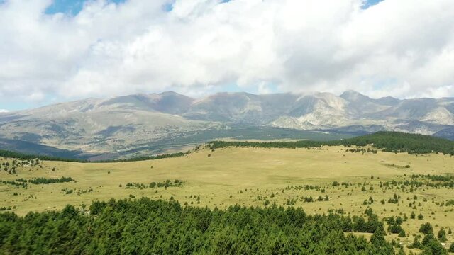 survol d'un lac de montagne et des forets dans les Pyr&eacute;n&eacute;es-Orientales, sud de la France, parc naturel des Bouillouses	