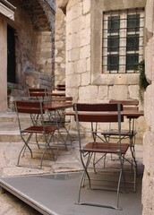 leere Stühle und Tische Bänke in Restaurant Bar Cafe ohne Gäste