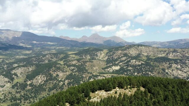 survol d'un lac de montagne et des forets dans les Pyr&eacute;n&eacute;es-Orientales, sud de la France, parc naturel des Bouillouses	
