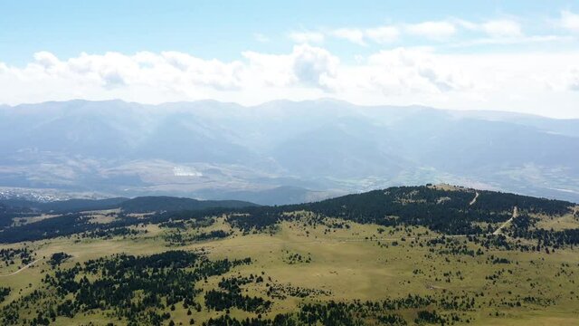 survol d'un lac de montagne et des forets dans les Pyr&eacute;n&eacute;es-Orientales, sud de la France, parc naturel des Bouillouses	