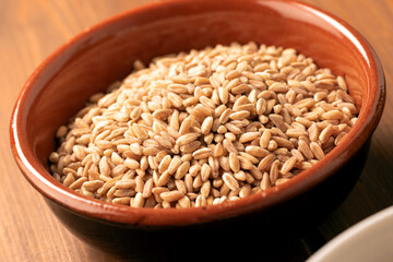 Ciotola con farro perlato crudo 