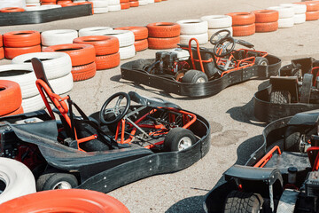 Many go-karts of motorized cars are waiting for you at the cartodrome. Extreme sports and fun...