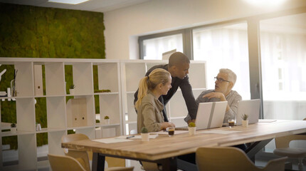 Obraz premium start-up in a team of three people working on a project