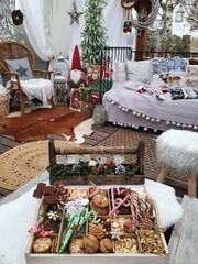 Domek świętego mikołaja, słodycze świąteczne pod choinką