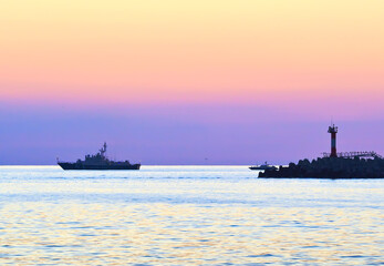 Obraz premium A guard ship at the Sochi Lighthouse