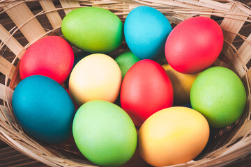 Obraz na płótnie Canvas Basket with easter eggs 