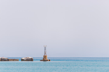 Naklejka premium Lighthouse on ocean coastline over sky
