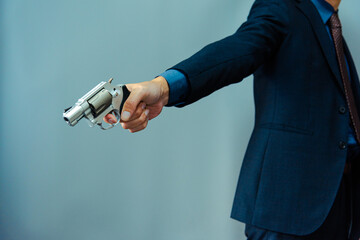 リボルバーを構える人物