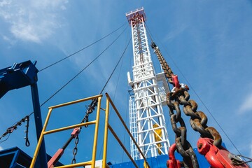 Mobile drilling rig close-up. Drilling and servicing oil and gas wells - obrazy, fototapety, plakaty