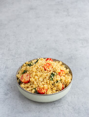 Quinoa with tomatoes, spinach and garlic
