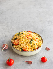 Quinoa with tomatoes, spinach and garlic