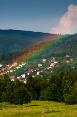 Tęcza na tle krajobrazu gór © fotograbska