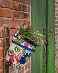 Herbstlicher Wandschmuck auf altem Bauernhof