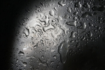 金属の上に落ちた水が、いろいろな形を見せてくれる。