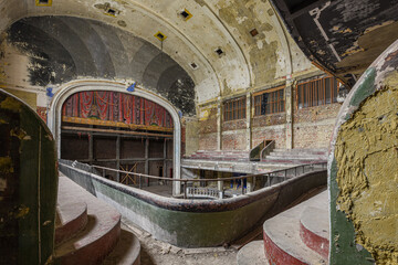 Vieux théâtre vide et abandonné 