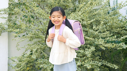 ランドセルを背負う女の子　小学生