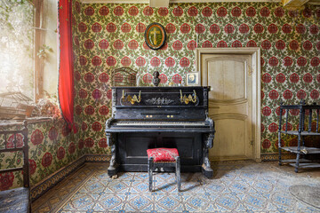 Piano dans une vieille maison 