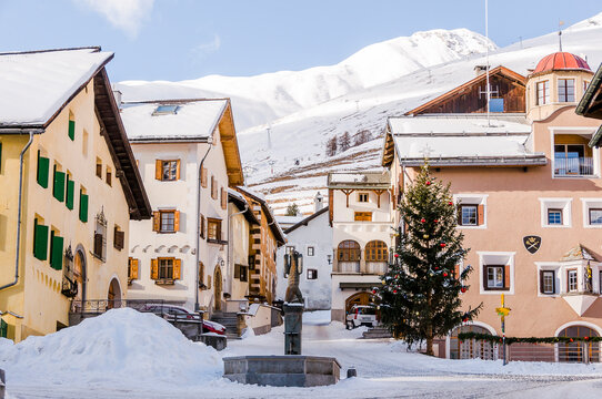 Zuoz, Dorf, Oberengadin, Engadiner Dorf, Brunnen, Dorfplatz, Graub&uuml;nden, Alpen, Inn, Fluss, Engadiner H&auml;user, Wanderweg, Landwirtschaft, Winter, Wintersport, Winterwanderweg, Schweiz