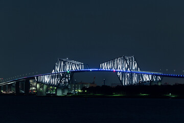 港湾にかかる大きな橋
