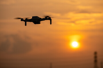 夕暮れを空撮するドローン