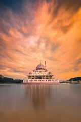 Obraz premium sunset over the mosque