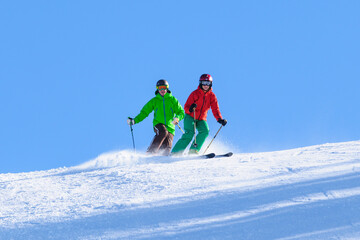 Gemeinsam skifahren auf bestens präparierter Skipiste