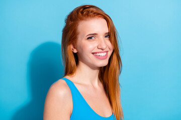 Photo portrait red haired woman in singlet smiling happy in summer isolated pastel blue color...