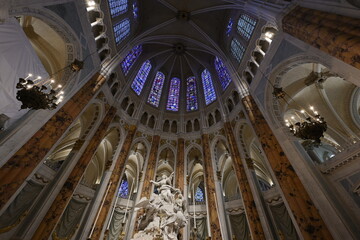 Fototapeta na wymiar Voûtes et vitraux , intérieur de la cathédrale de Chartres